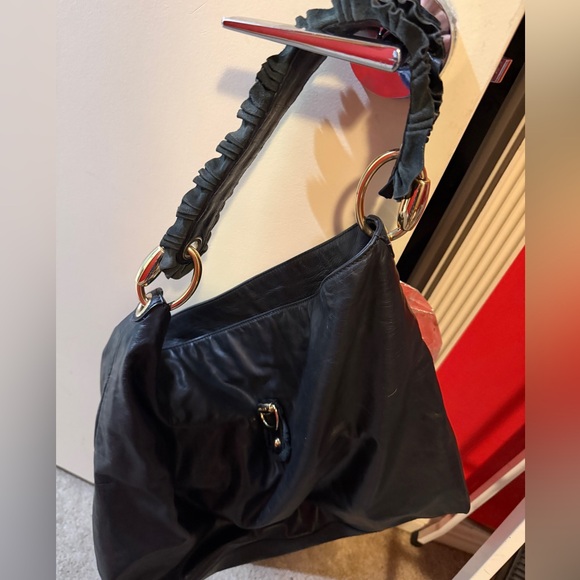 Gucci black leather hobo bag with gold detail - Picture 6 of 6